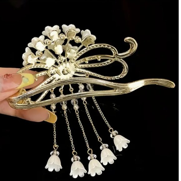 SPARKLING TASSELED FLORAL HAIR CLIP in Gold - Picture 3 of 4